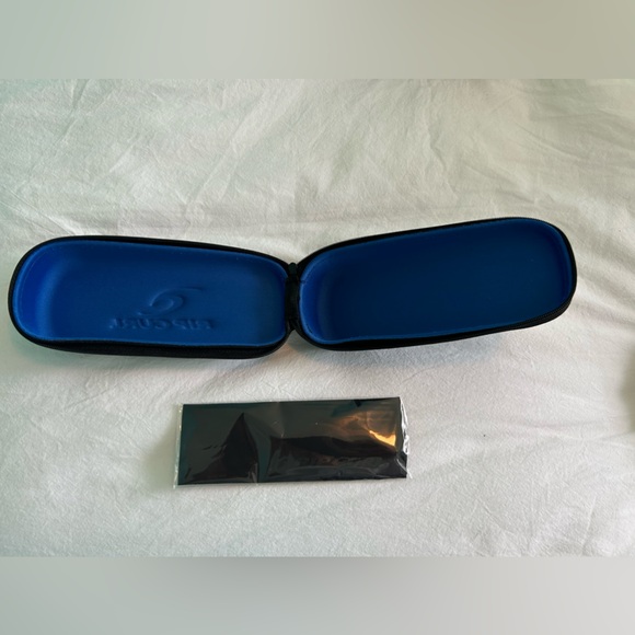 Sunglass Case (Ripcurl) Full Zip Open. New never used. - Picture 2 of 3